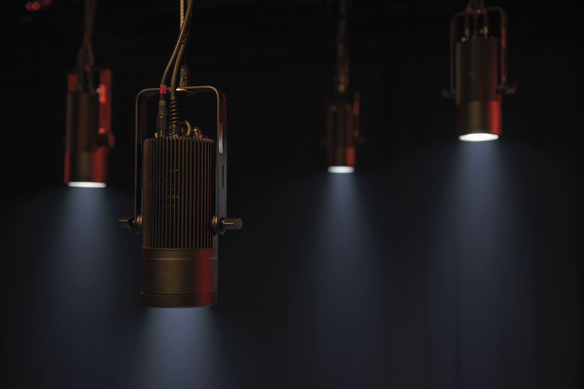 SHOWTEC Performer Pendant 75 Q6 70 W RGBALC House Light LED Fresnel RGBALC-LED-Fresnel mit 70 W