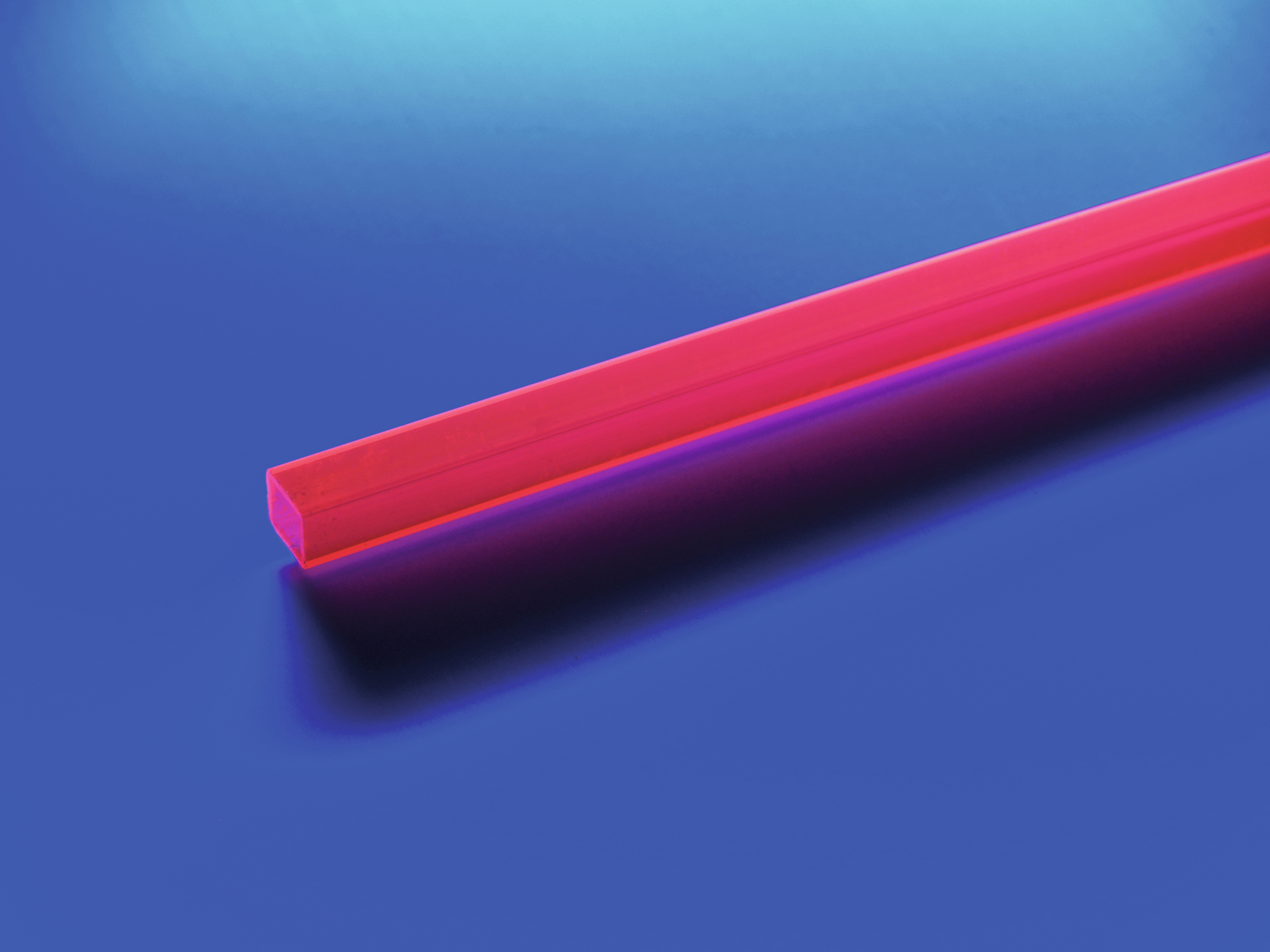 EUROLITE Leer-Rohr 10x10mm rot UV-aktiv 2m EUROLITE Leer-Rohr 10x10mm rot UV-aktiv 2m