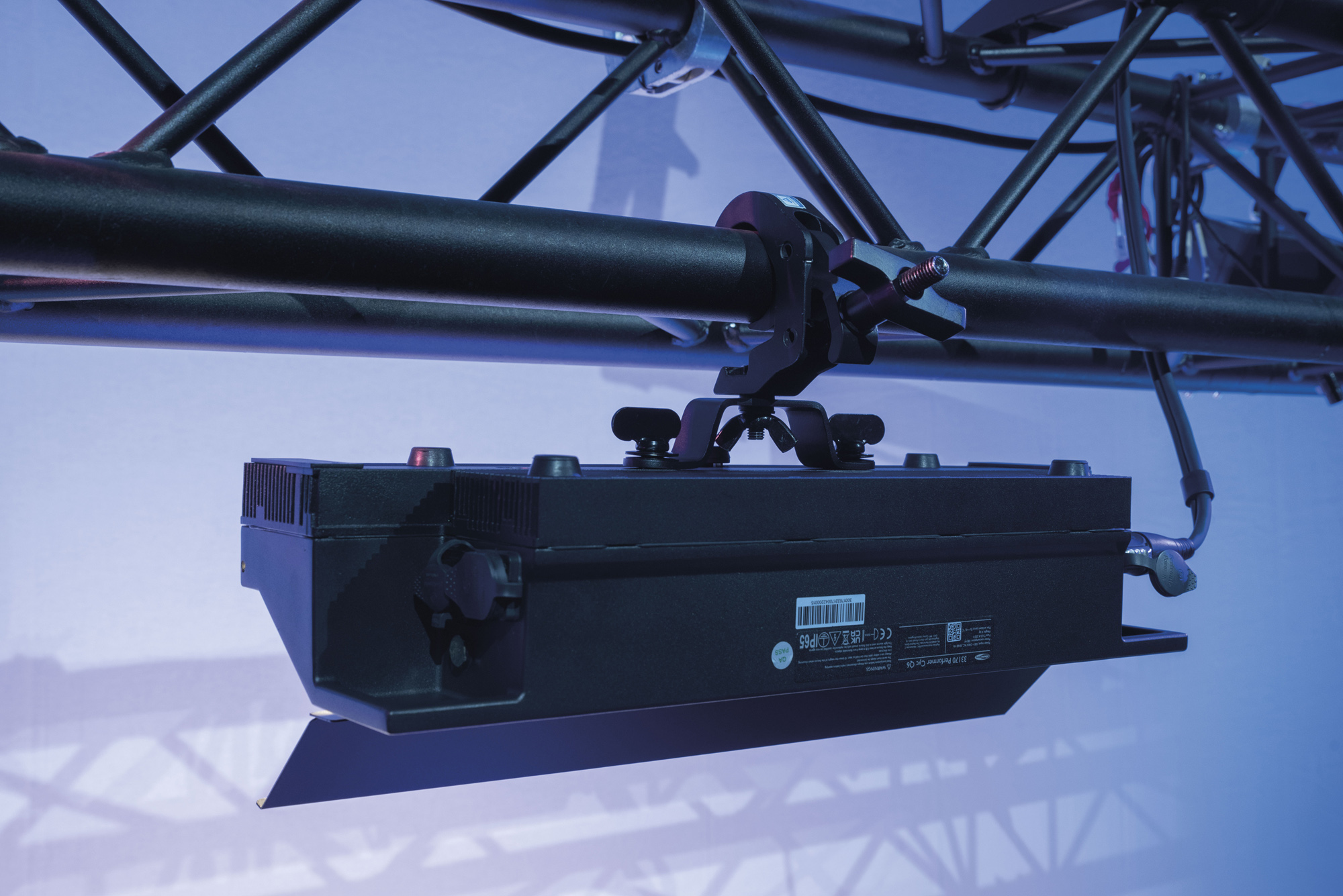 SHOWTEC Performer Cyc Q6 Cyclorama-Washer für die Hintergrundbeleuchtung