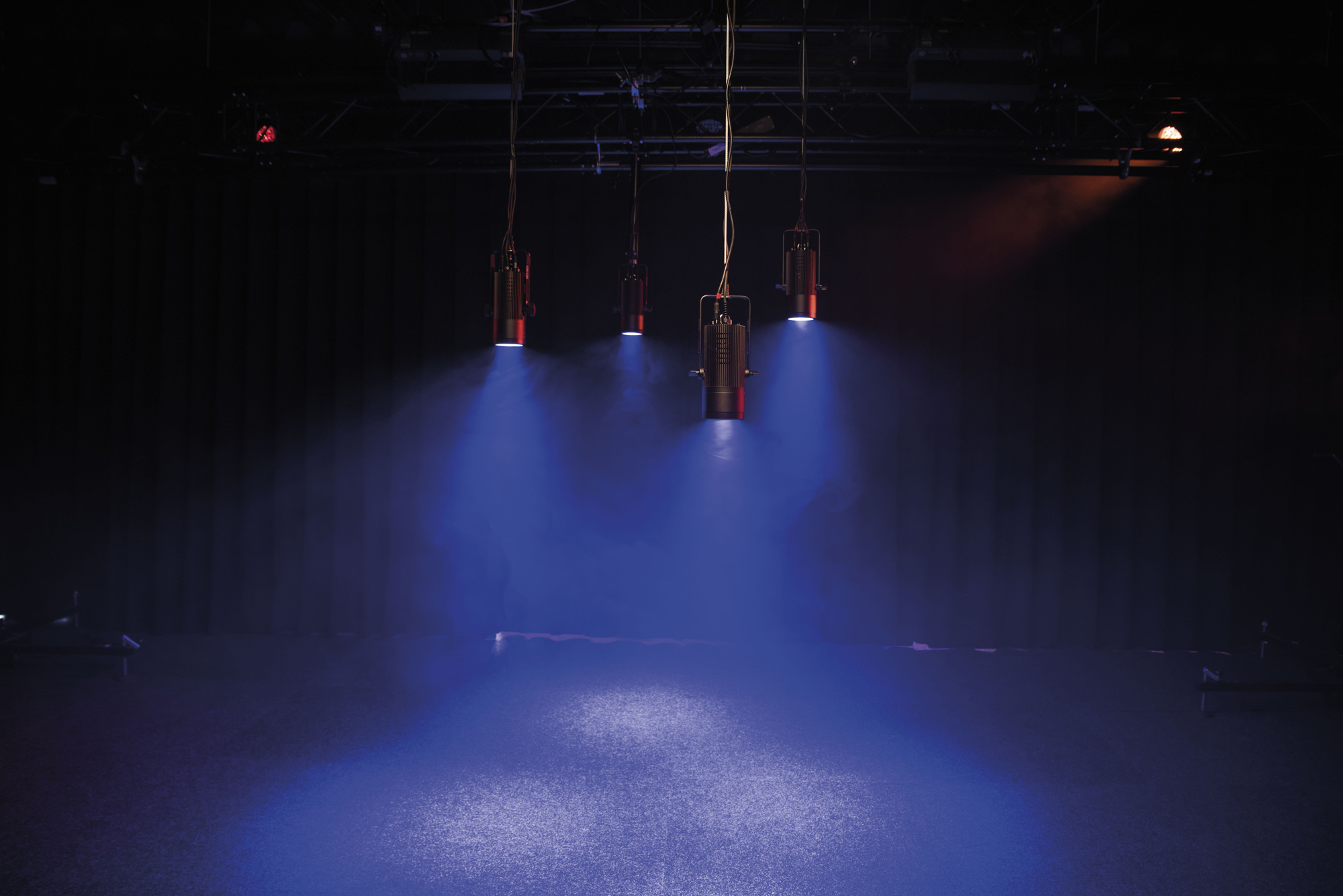 SHOWTEC Performer Pendant 75 Q6 70 W RGBALC House Light LED Fresnel RGBALC-LED-Fresnel mit 70 W