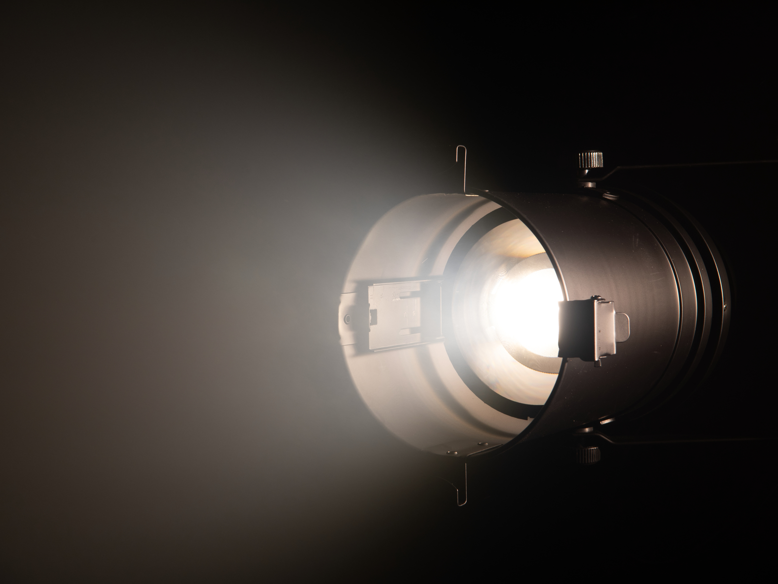 EUROLITE LED PAR-64 COB 3000K 100W Zoom sw
