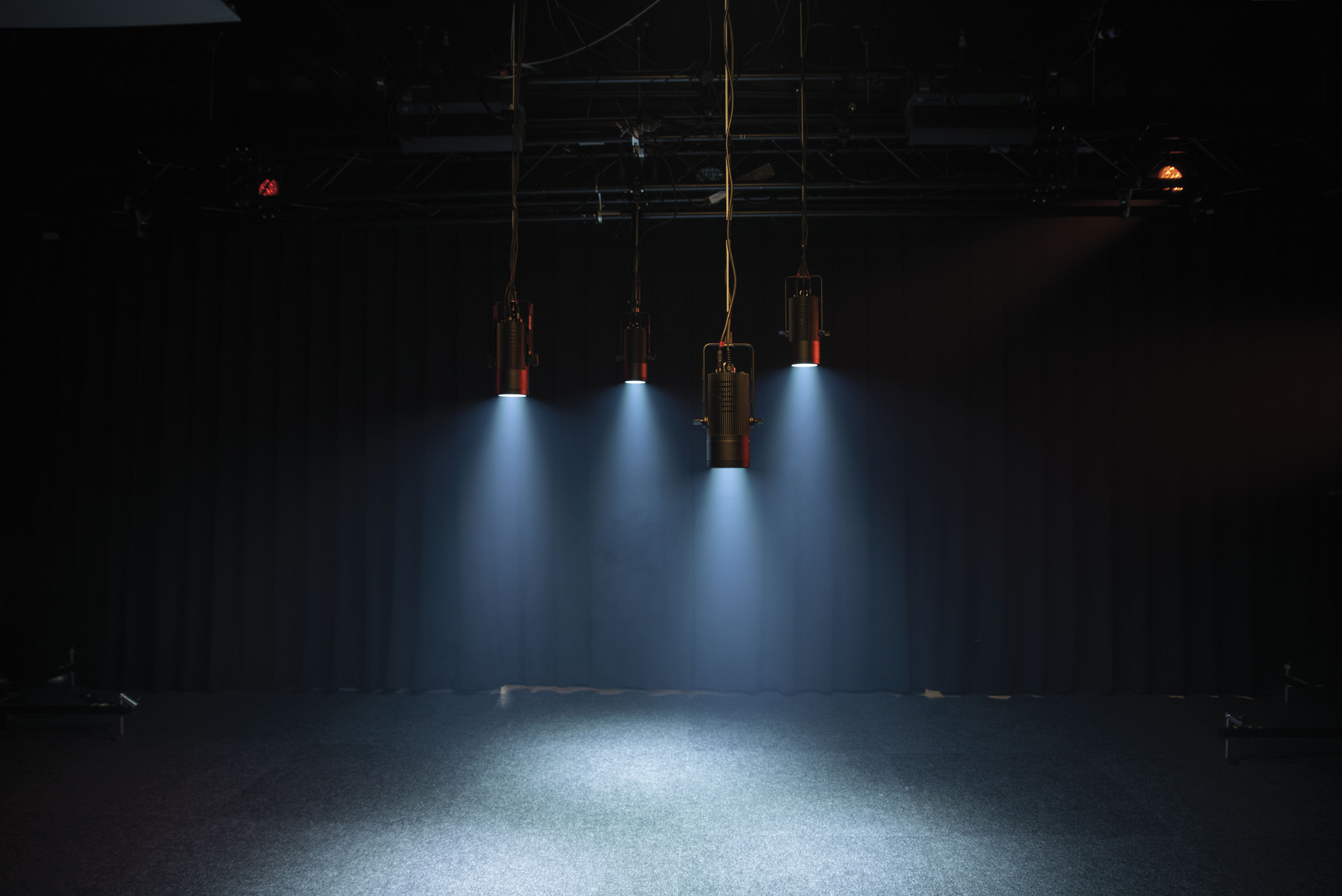 SHOWTEC Performer Pendant 75 Q6 70 W RGBALC House Light LED Fresnel RGBALC-LED-Fresnel mit 70 W